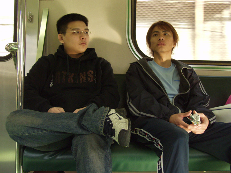 台灣鐵路旅遊攝影電車-區間車交談的旅客2004攝影照片187
