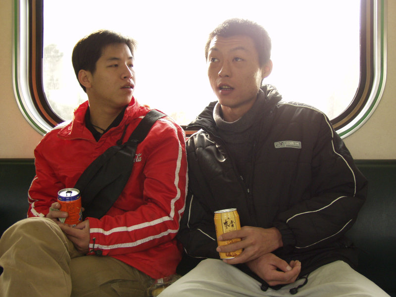 台灣鐵路旅遊攝影電車-區間車交談的旅客2004攝影照片205