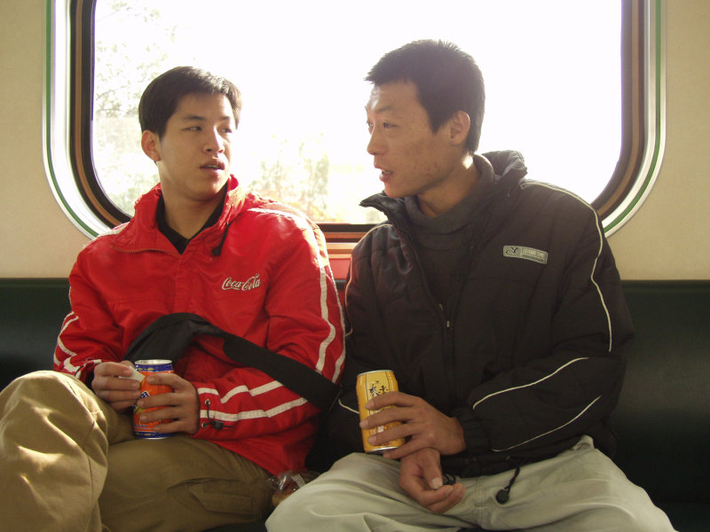 台灣鐵路旅遊攝影電車-區間車交談的旅客2004攝影照片206