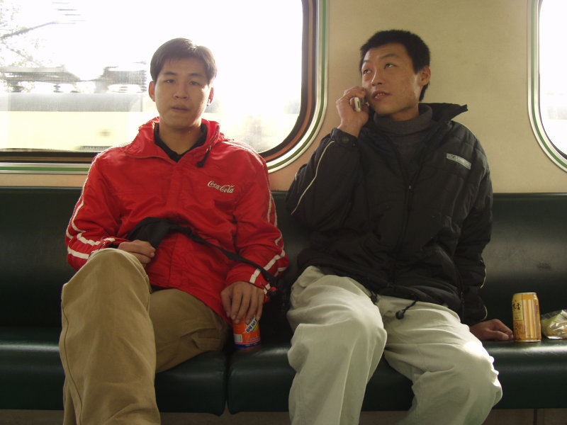 台灣鐵路旅遊攝影電車-區間車交談的旅客2004攝影照片208