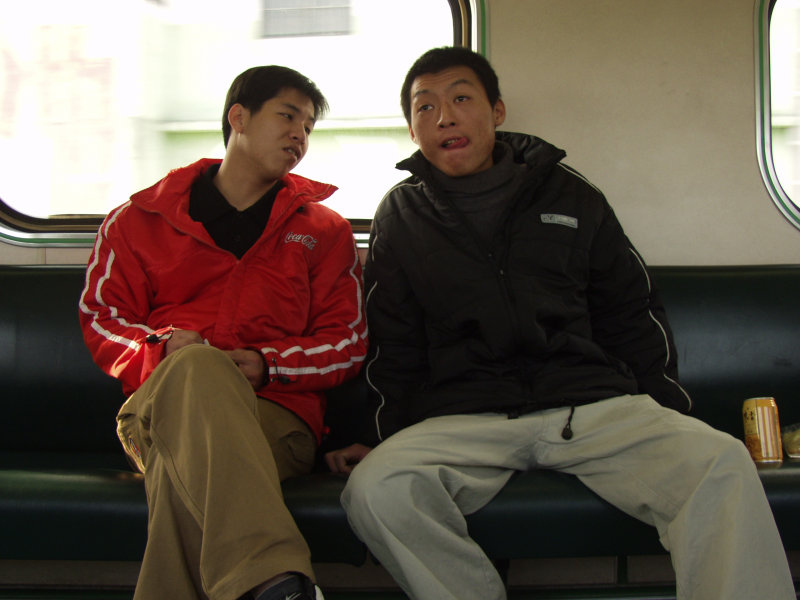 台灣鐵路旅遊攝影電車-區間車交談的旅客2004攝影照片209