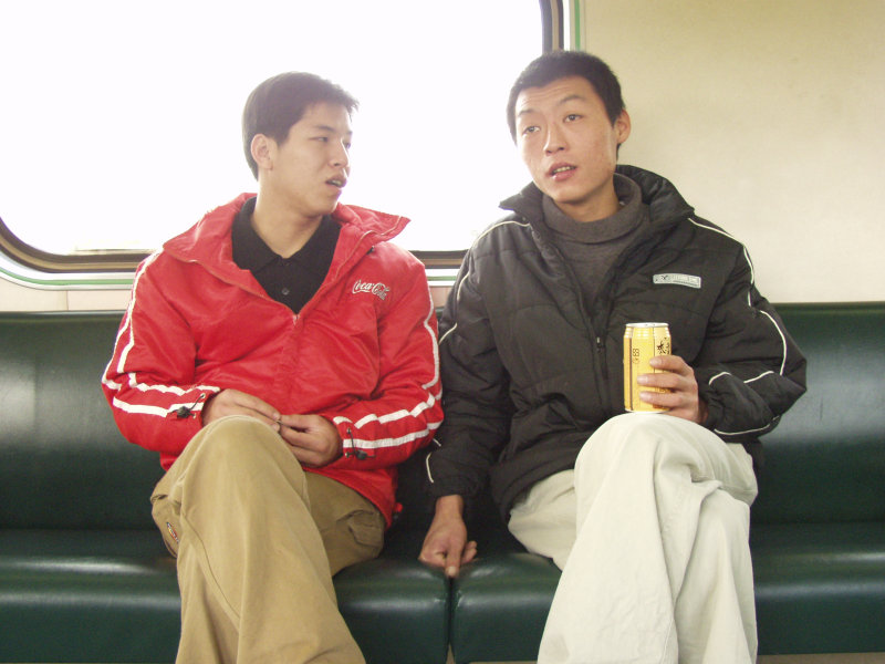 台灣鐵路旅遊攝影電車-區間車交談的旅客2004攝影照片215