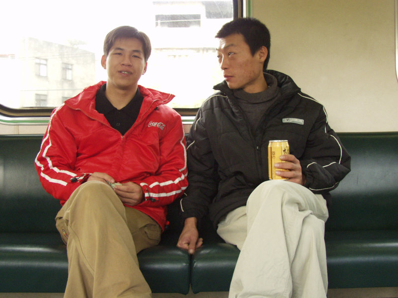 台灣鐵路旅遊攝影電車-區間車交談的旅客2004攝影照片216