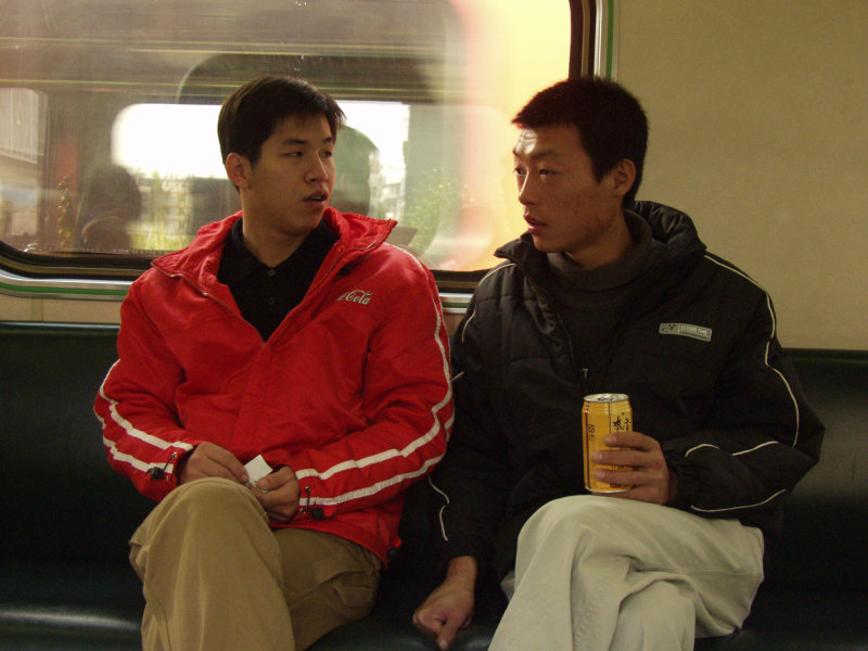 台灣鐵路旅遊攝影電車-區間車交談的旅客2004攝影照片218