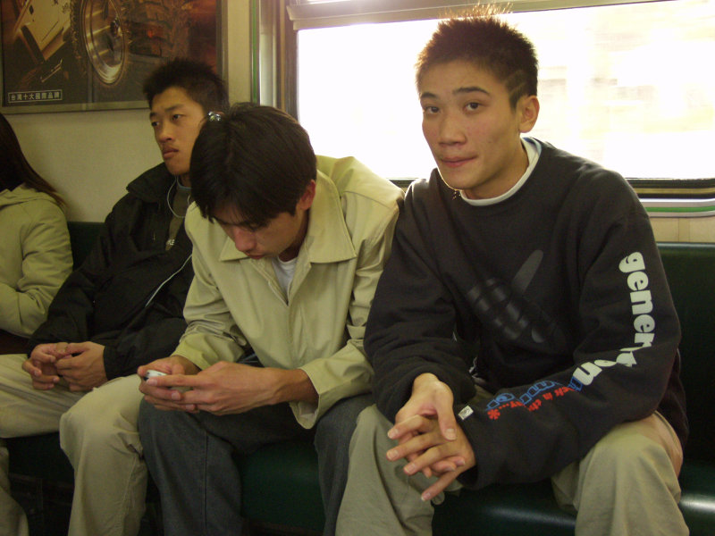 台灣鐵路旅遊攝影電車-區間車交談的旅客2004攝影照片219