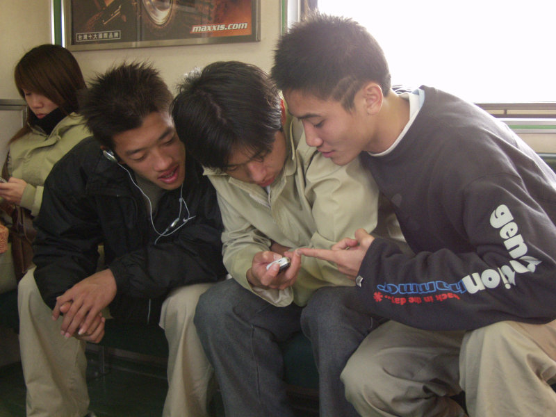 台灣鐵路旅遊攝影電車-區間車交談的旅客2004攝影照片222