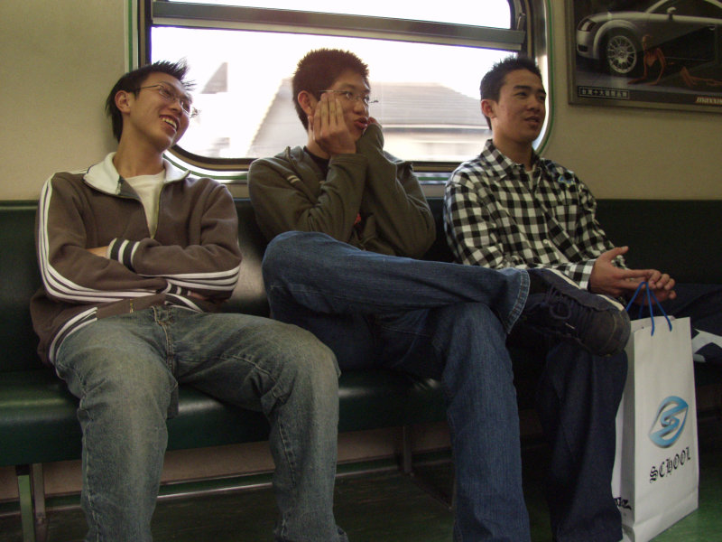 台灣鐵路旅遊攝影電車-區間車交談的旅客2004攝影照片225