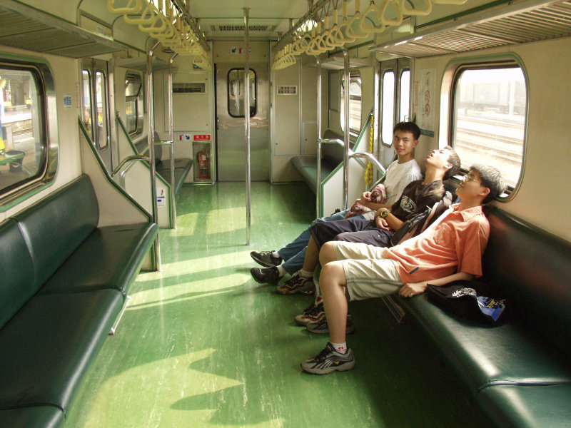 台灣鐵路旅遊攝影電車-區間車交談的旅客2004攝影照片226