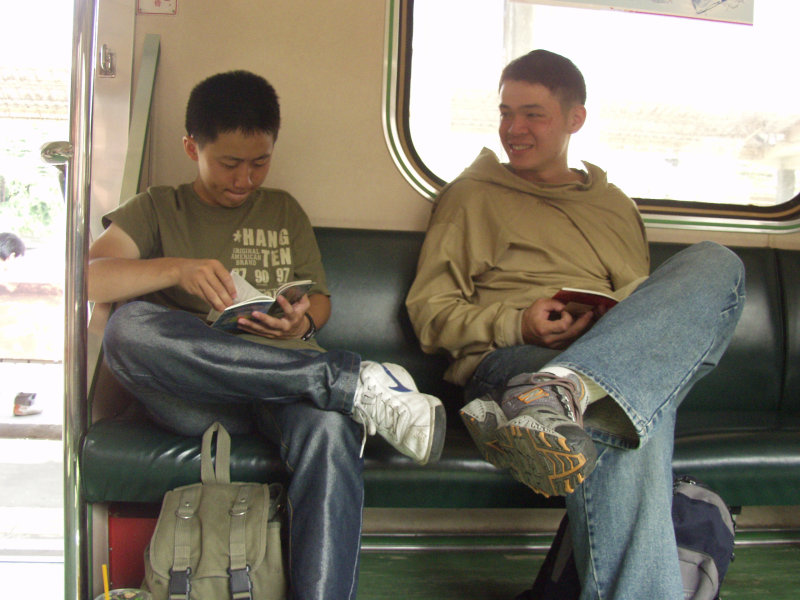 台灣鐵路旅遊攝影電車-區間車交談的旅客2004攝影照片229