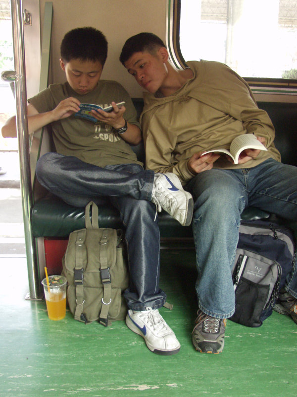 台灣鐵路旅遊攝影電車-區間車交談的旅客2004攝影照片231