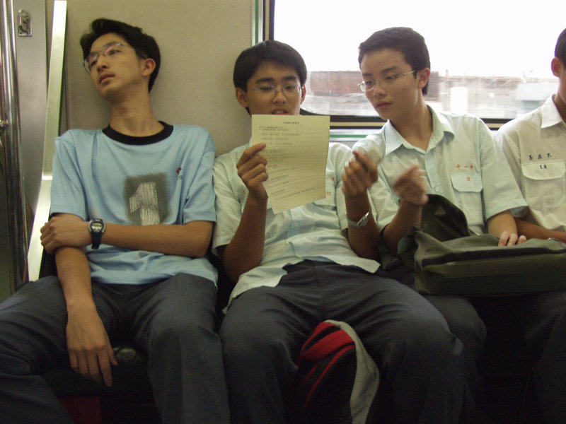 台灣鐵路旅遊攝影電車-區間車交談的旅客2004攝影照片233