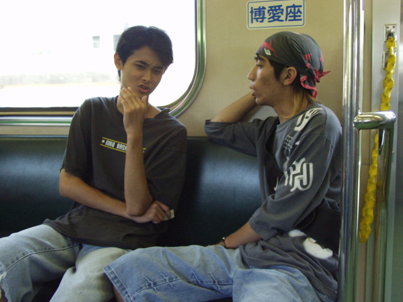 台灣鐵路旅遊攝影電車-區間車交談的旅客2004攝影照片235