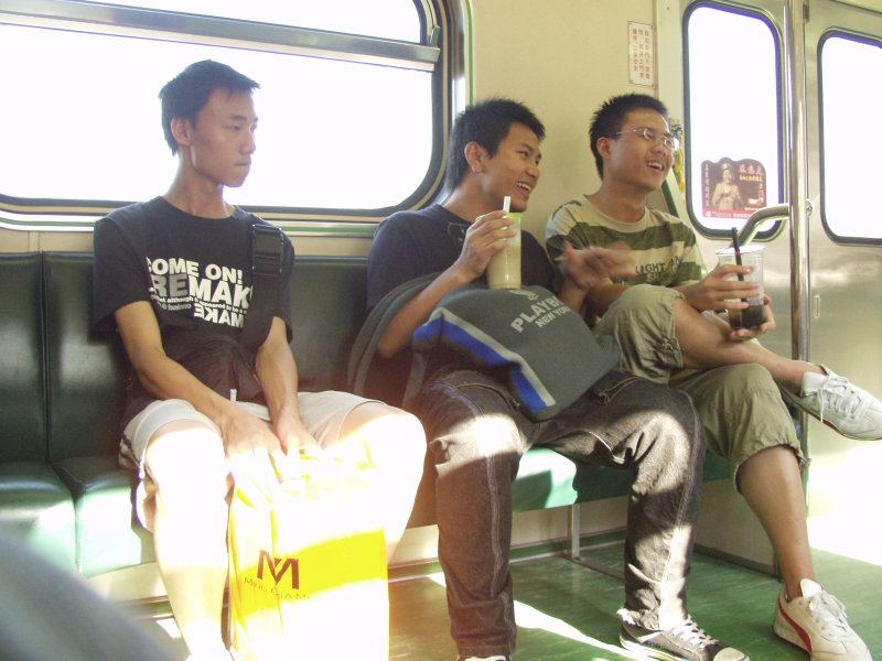 台灣鐵路旅遊攝影電車-區間車交談的旅客2004攝影照片236
