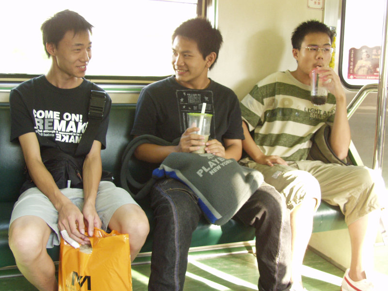 台灣鐵路旅遊攝影電車-區間車交談的旅客2004攝影照片237