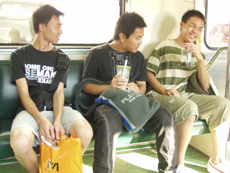 台灣鐵路旅遊攝影電車-區間車交談的旅客2004攝影照片239