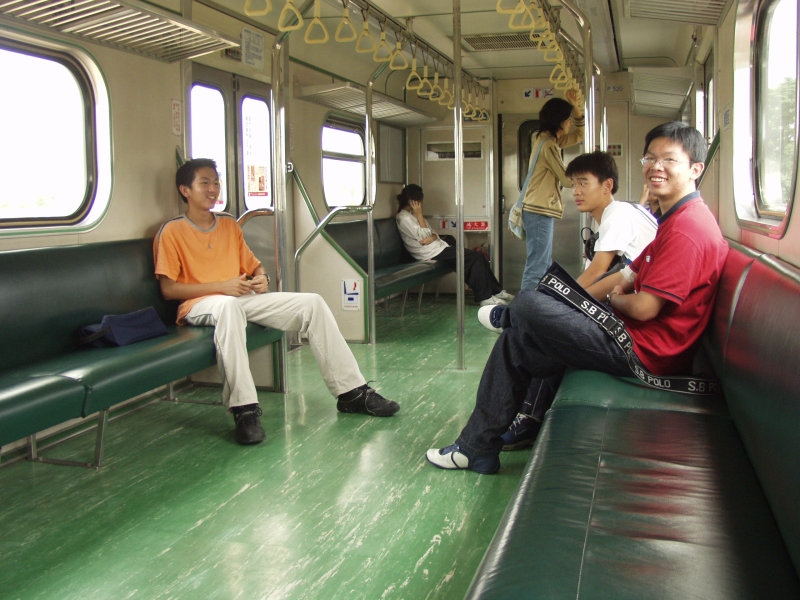 台灣鐵路旅遊攝影電車-區間車交談的旅客2004攝影照片240