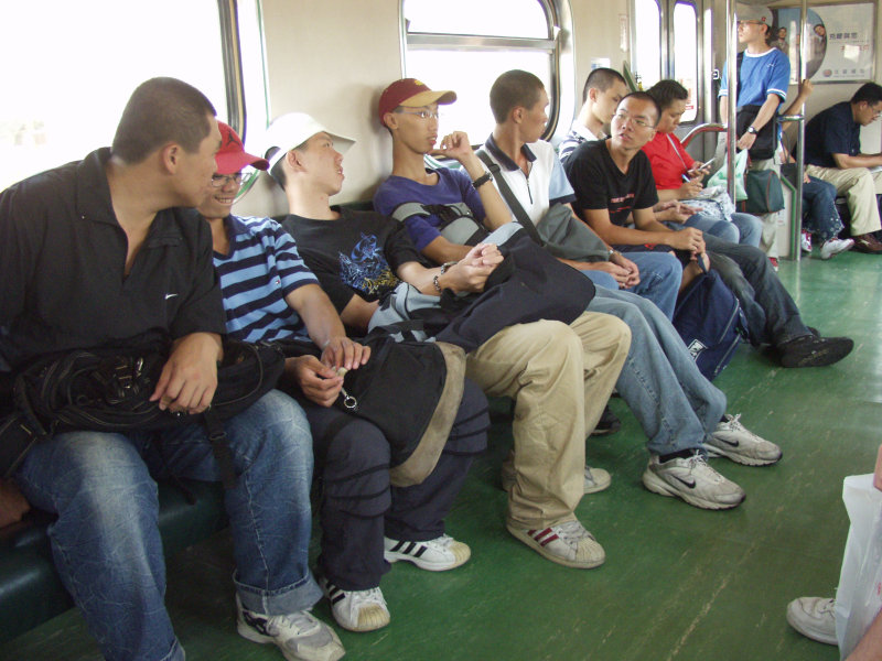 台灣鐵路旅遊攝影電車-區間車交談的旅客2004攝影照片242