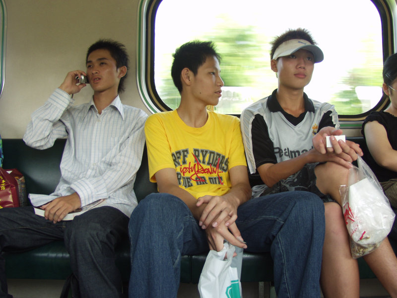 台灣鐵路旅遊攝影電車-區間車交談的旅客2004攝影照片243