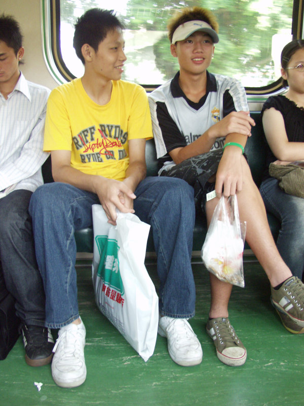 台灣鐵路旅遊攝影電車-區間車交談的旅客2004攝影照片244