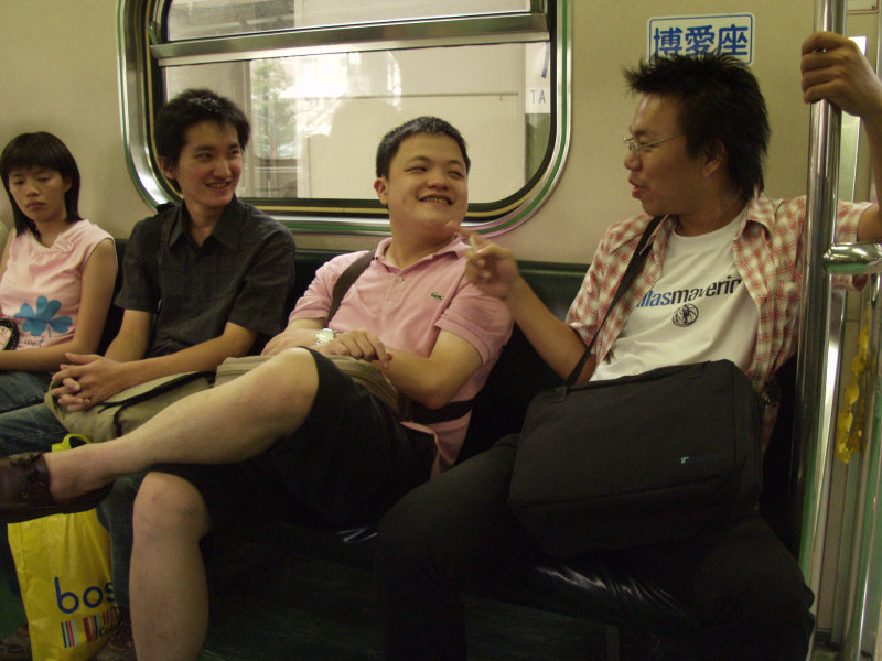 台灣鐵路旅遊攝影電車-區間車交談的旅客2004攝影照片245