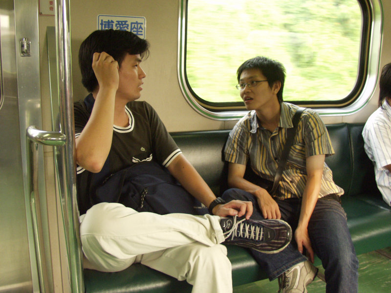 台灣鐵路旅遊攝影電車-區間車交談的旅客2004攝影照片246