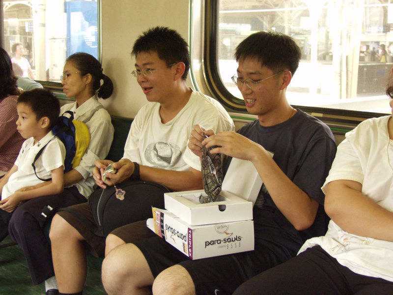 台灣鐵路旅遊攝影電車-區間車交談的旅客2004攝影照片248