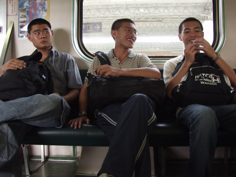 台灣鐵路旅遊攝影電車-區間車交談的旅客2004攝影照片249