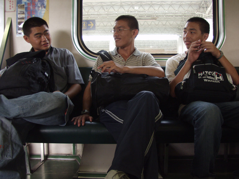 台灣鐵路旅遊攝影電車-區間車交談的旅客2004攝影照片250