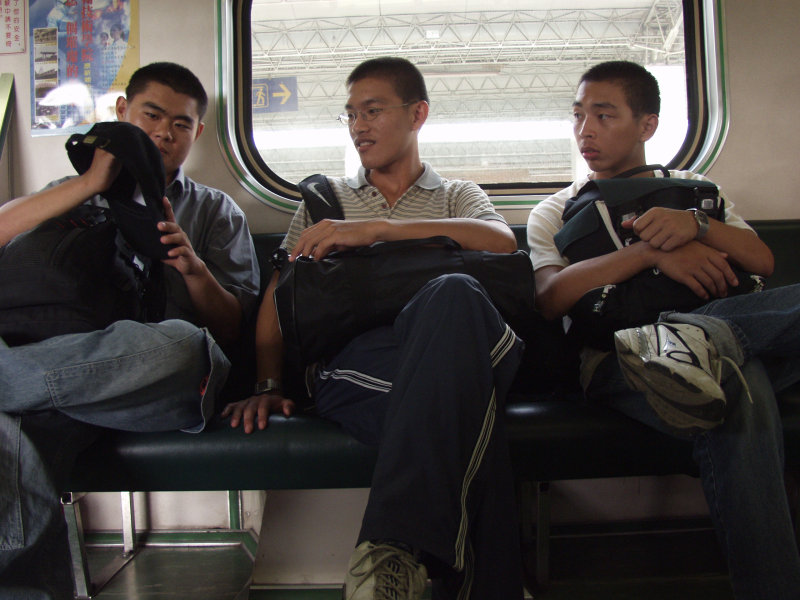 台灣鐵路旅遊攝影電車-區間車交談的旅客2004攝影照片251