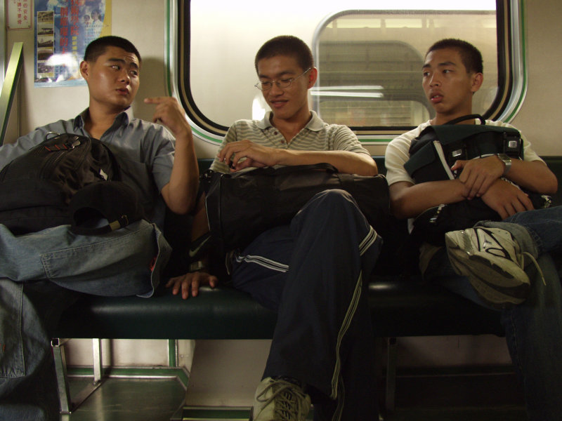 台灣鐵路旅遊攝影電車-區間車交談的旅客2004攝影照片252
