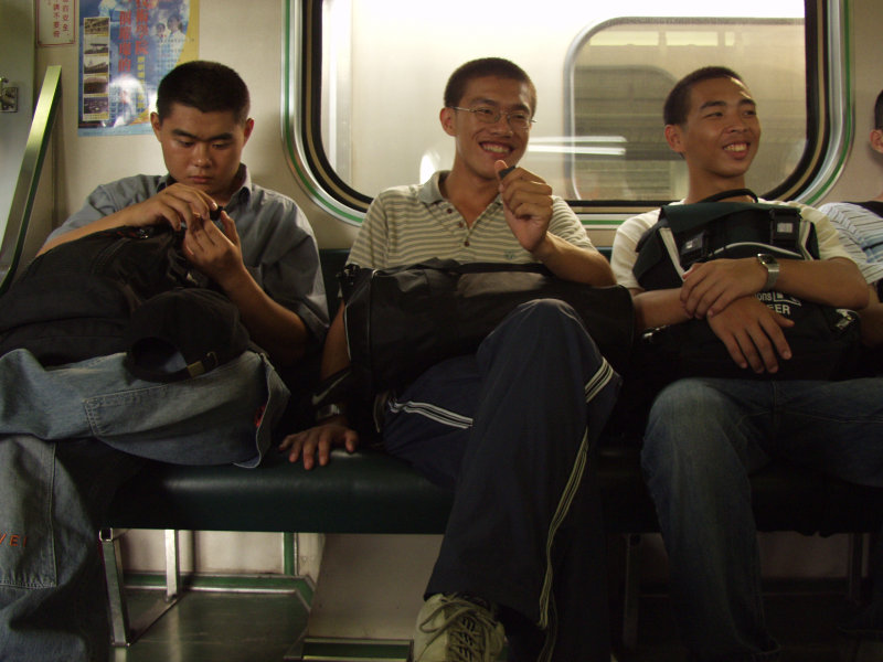 台灣鐵路旅遊攝影電車-區間車交談的旅客2004攝影照片253