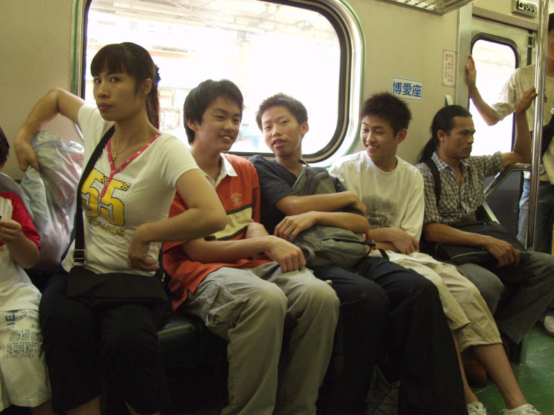 台灣鐵路旅遊攝影電車-區間車交談的旅客2004攝影照片254