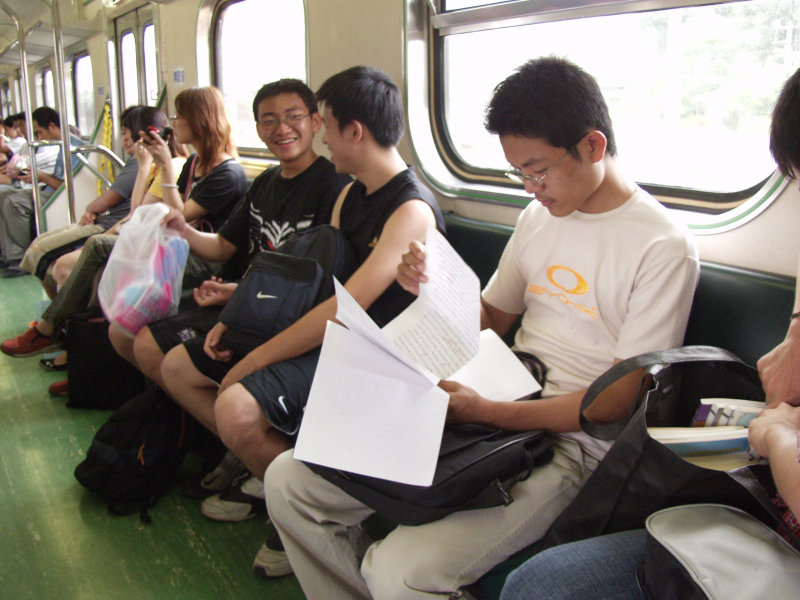 台灣鐵路旅遊攝影電車-區間車交談的旅客2004攝影照片255