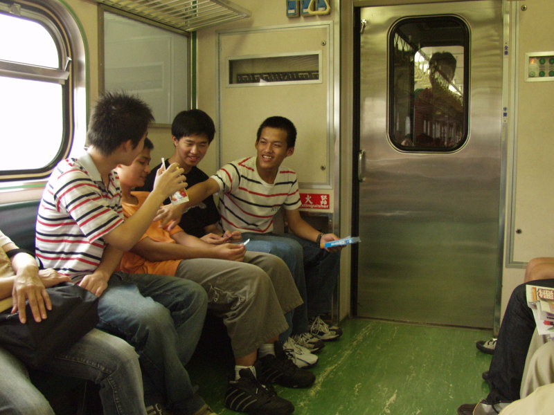 台灣鐵路旅遊攝影電車-區間車交談的旅客2004攝影照片256