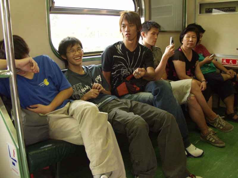 台灣鐵路旅遊攝影電車-區間車交談的旅客2004攝影照片257