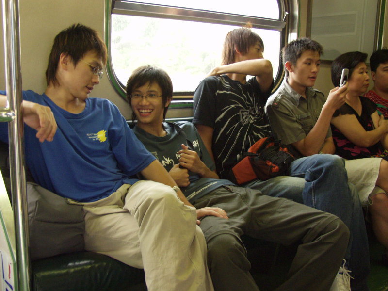 台灣鐵路旅遊攝影電車-區間車交談的旅客2004攝影照片258