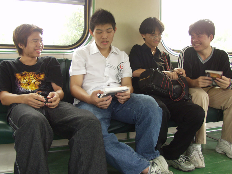 台灣鐵路旅遊攝影電車-區間車交談的旅客2004攝影照片260