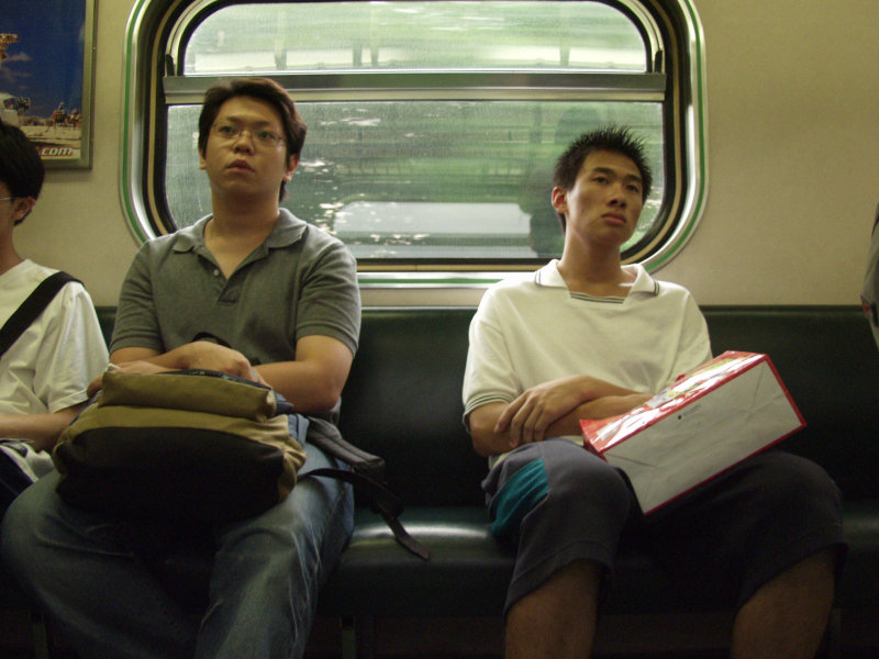 台灣鐵路旅遊攝影電車-區間車交談的旅客2004攝影照片262