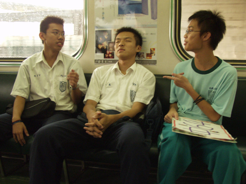台灣鐵路旅遊攝影電車-區間車交談的旅客2004攝影照片269