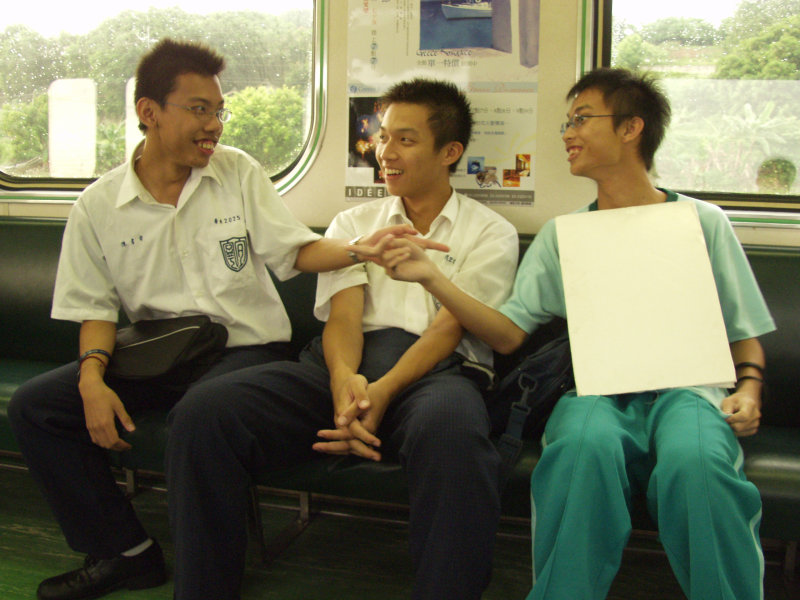 台灣鐵路旅遊攝影電車-區間車交談的旅客2004攝影照片275