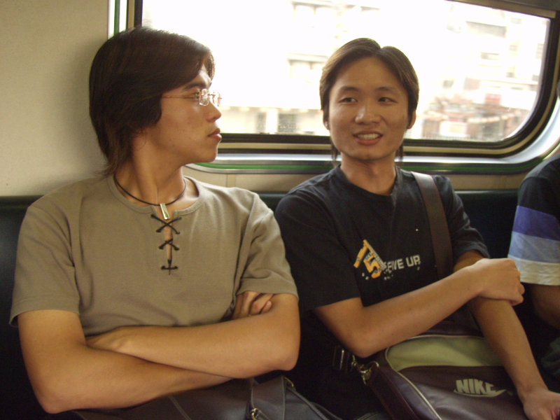 台灣鐵路旅遊攝影電車-區間車交談的旅客2004攝影照片276