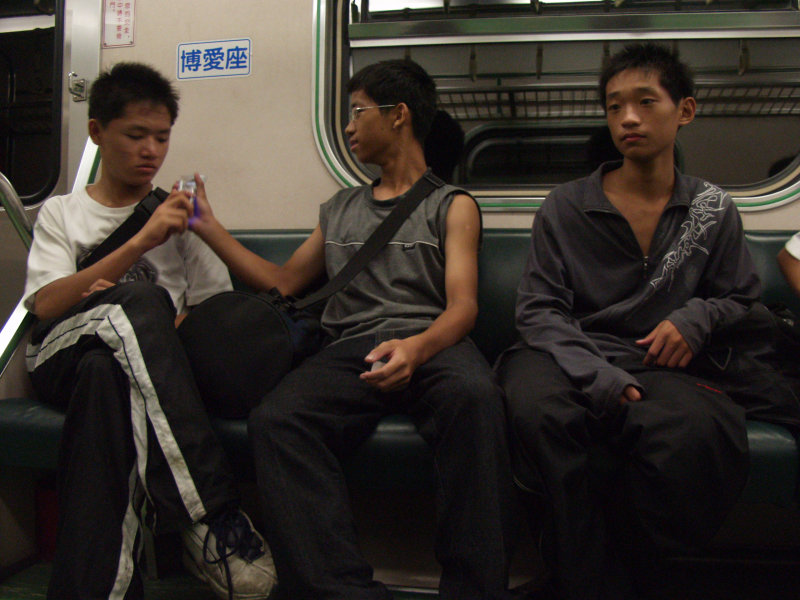 台灣鐵路旅遊攝影電車-區間車交談的旅客2004攝影照片279