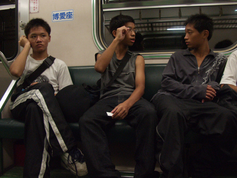台灣鐵路旅遊攝影電車-區間車交談的旅客2004攝影照片280