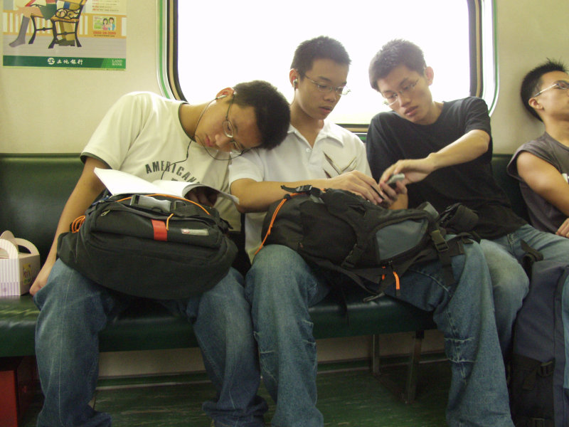 台灣鐵路旅遊攝影電車-區間車交談的旅客2004攝影照片281
