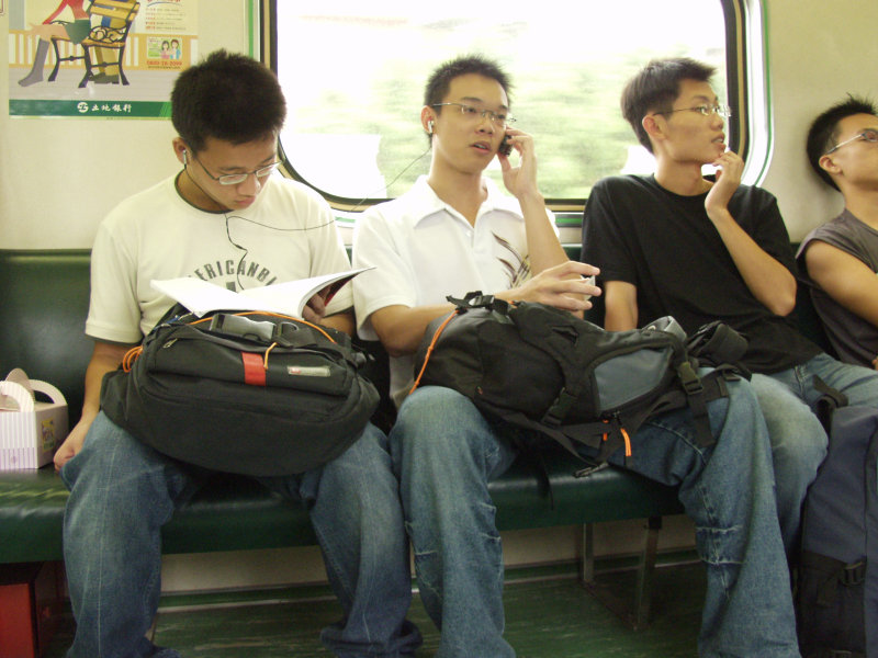 台灣鐵路旅遊攝影電車-區間車交談的旅客2004攝影照片282