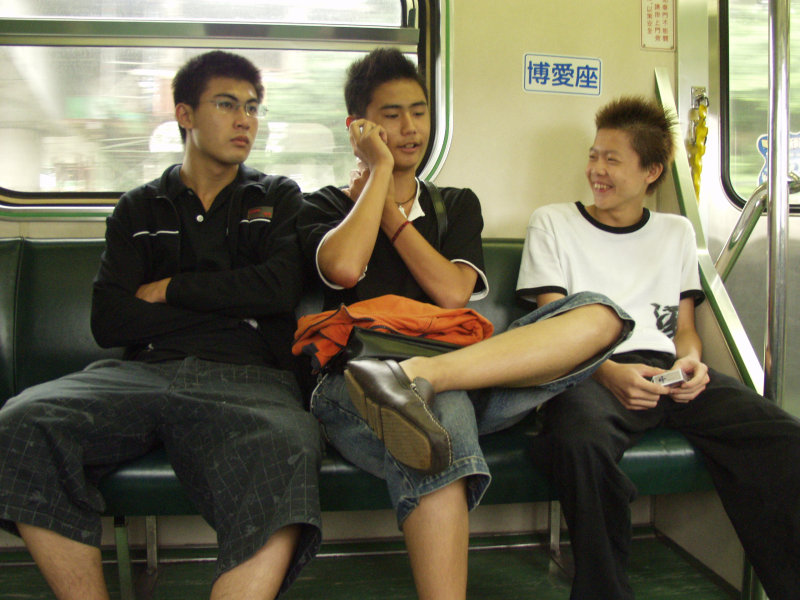 台灣鐵路旅遊攝影電車-區間車交談的旅客2004攝影照片283