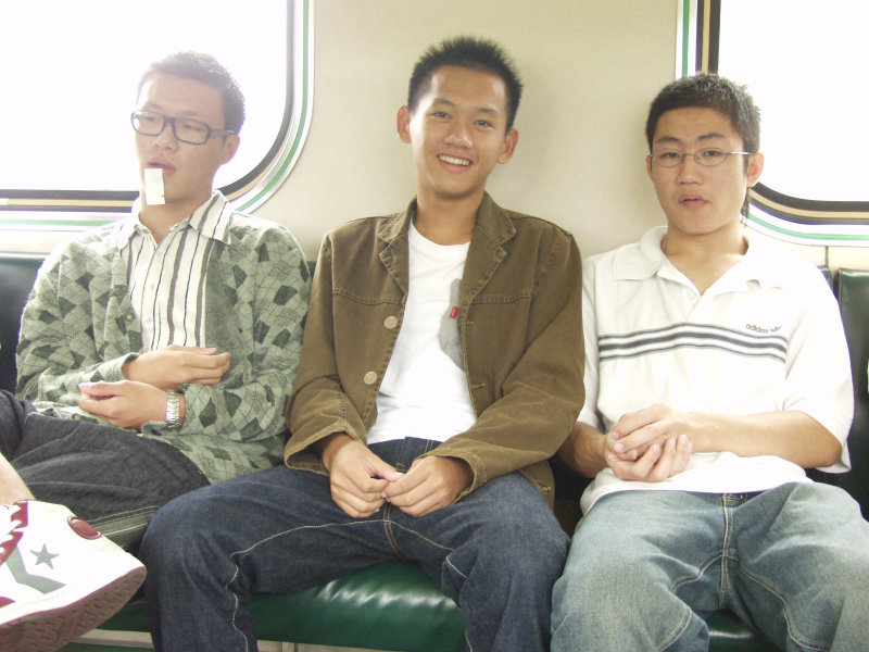 台灣鐵路旅遊攝影電車-區間車交談的旅客2004攝影照片285