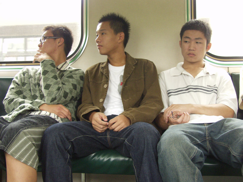 台灣鐵路旅遊攝影電車-區間車交談的旅客2004攝影照片287