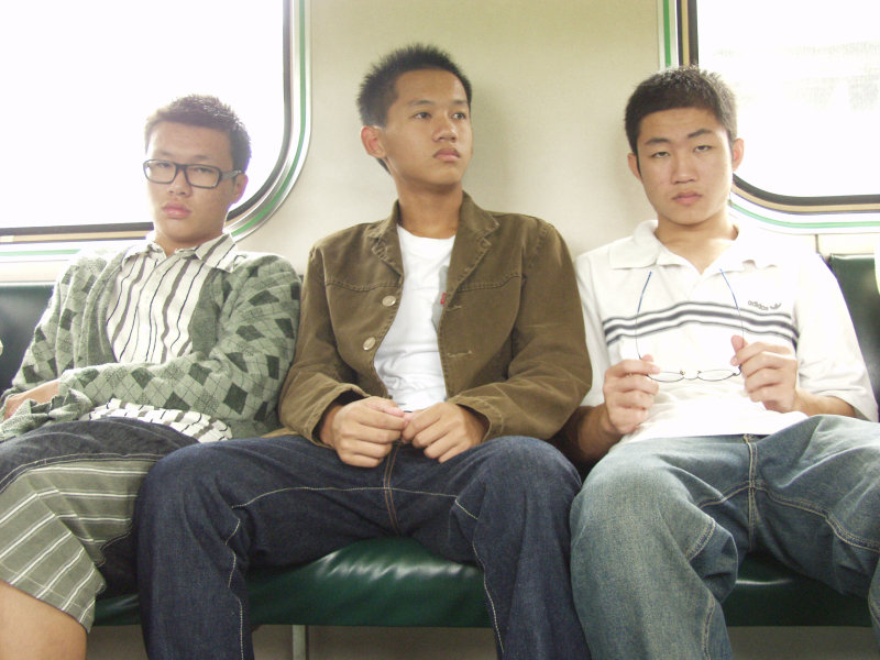 台灣鐵路旅遊攝影電車-區間車交談的旅客2004攝影照片288