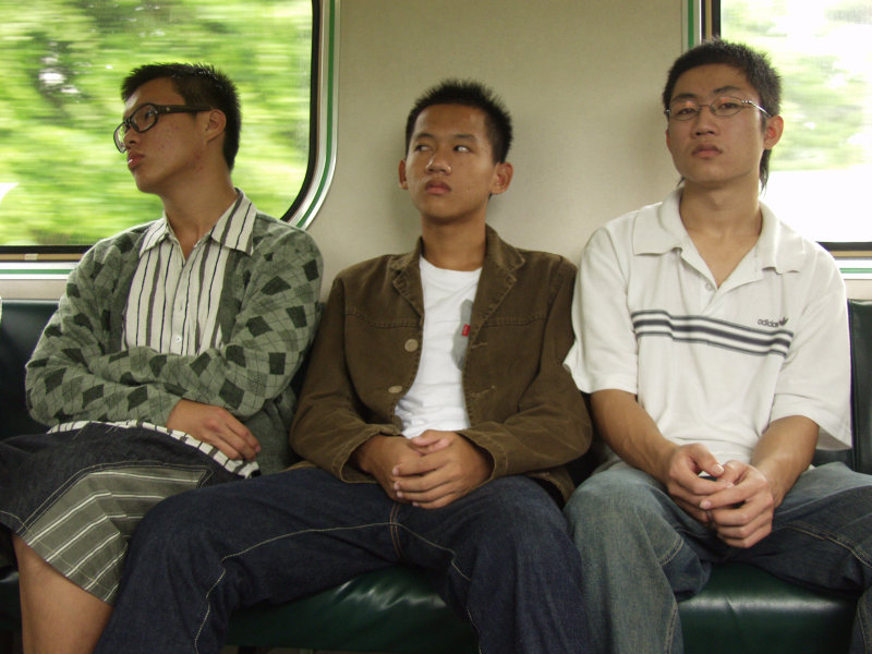 台灣鐵路旅遊攝影電車-區間車交談的旅客2004攝影照片290